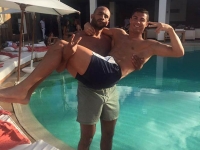 CR7 presume foto, ‘recién casado’, con un boxeador